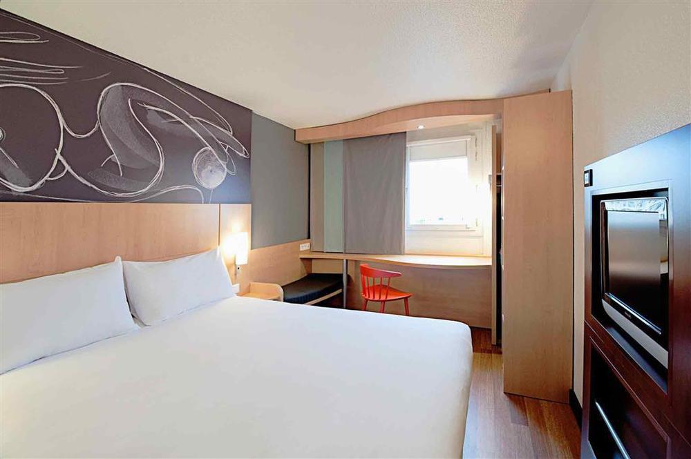 Ibis Barcelona Molins De Rei Hotel Exterior photo